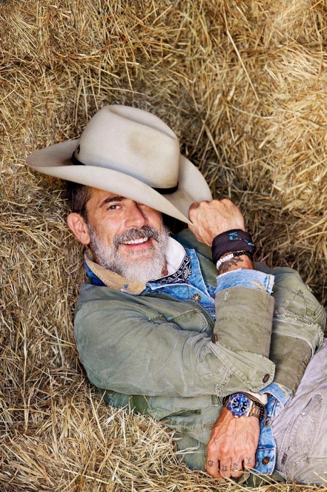 Обычный "деревенский мужичок" Джеффри Дин Морган отдыхает на своём ранчо