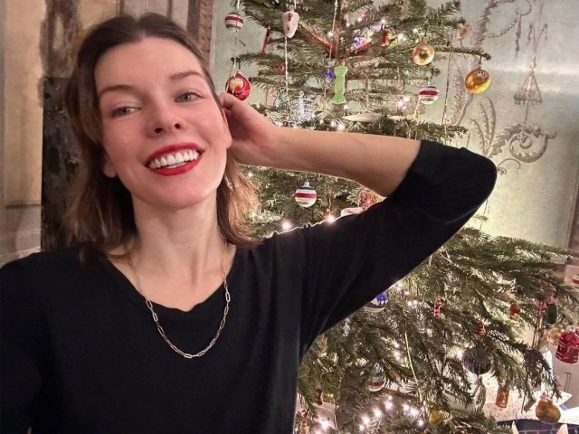 Милла Йовович с дочками желает вам счастья в новом году