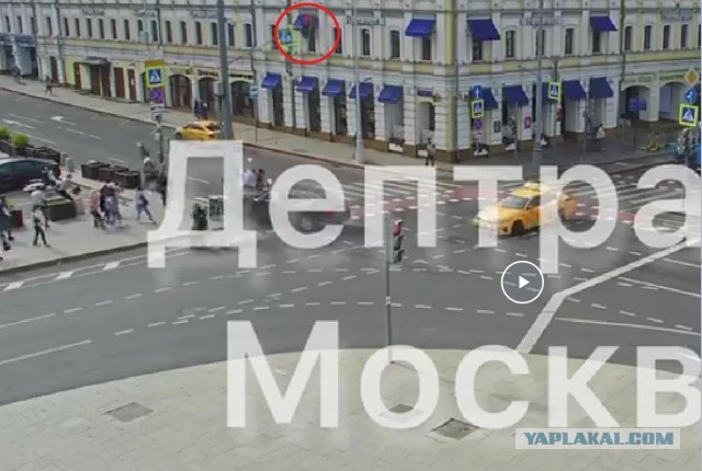 На Трубной площади в Москве мотоциклист на большой скорости влетел в BMW, после чего его отбросило в пешехода