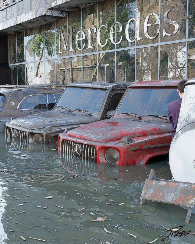 Так выглядят затопленные премиальные автомобили на улицах Дубая после сильных дождей