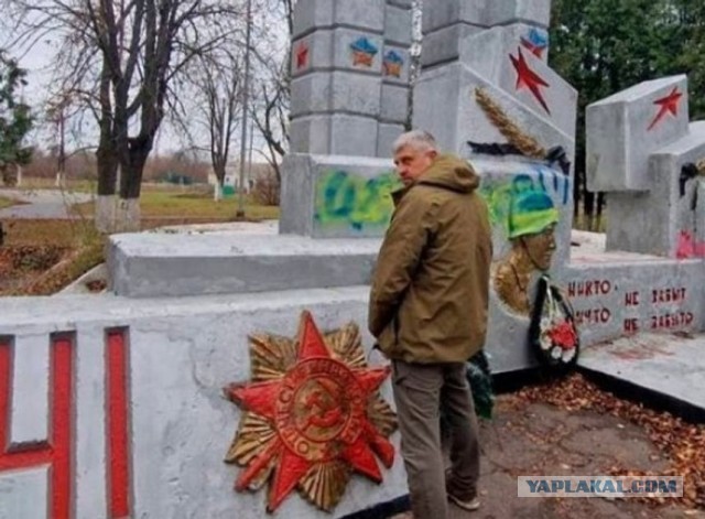 В московском баре "Хмель и солод" срезал украинский флаг с висевшего там полотна