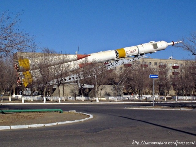 В западных соцсетях завирусился кадр с гигантской ракетой прямо во дворе — речь о памятнике «Союз-У» в Байконуре