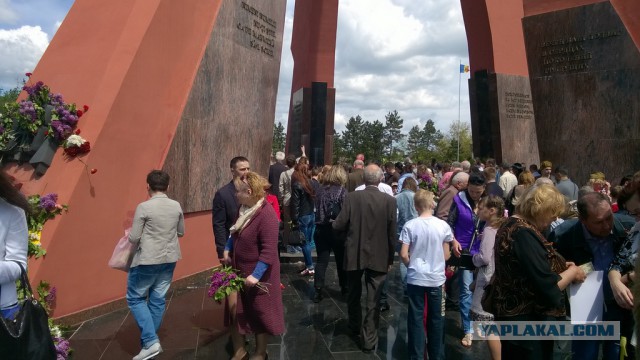 В Кишиневе танк Т-34 увезли с постамента
