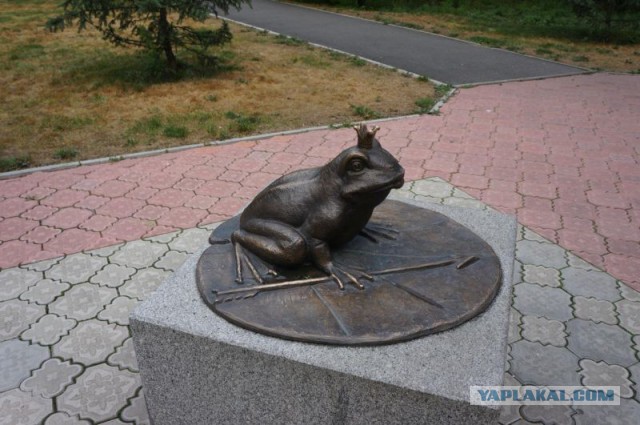 В Абакане установили памятник котам, ворующим сосиски