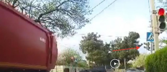 В Геленджике девочка попала под КамАз, а затем... встала и пошла.
