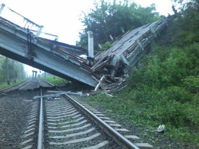 Дороги нет: в Донбассе взорван мост в Луганск