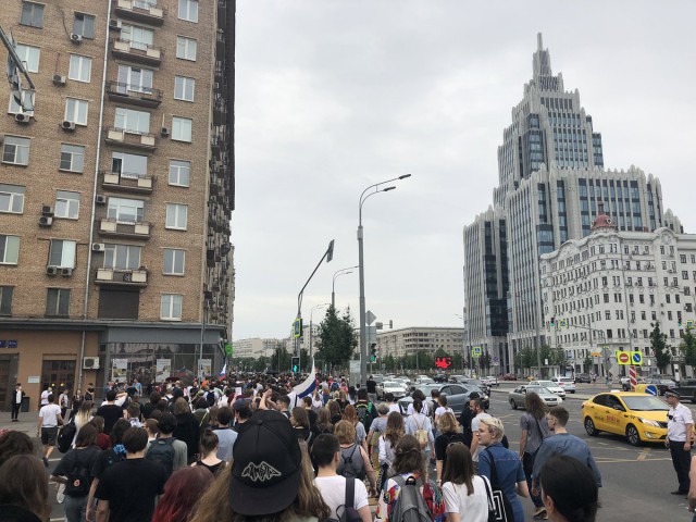 Уже более 200 человек задержали на шествии в поддержку Ивана Голунова на Чистопрудном и Цветном бульварах в Москве
