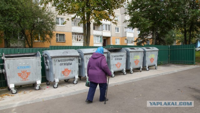 А ещё очки носит, гад!