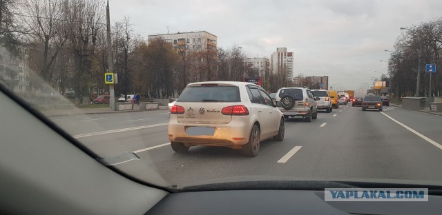 Автохамка не пропустила в Перми скорую, которая ехала на срочный вызов к ребенку