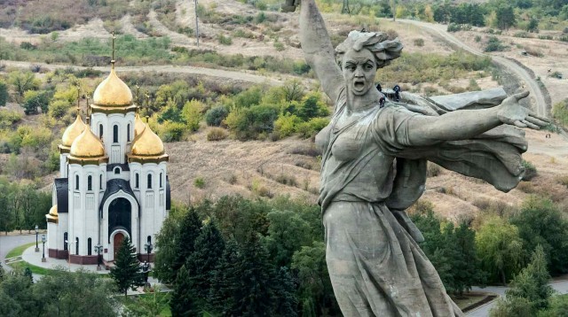 Очередная голая попа на фоне кафедрального собора