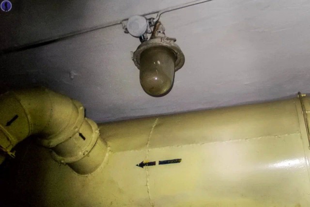 Внутри этого глубокого убежища сохранилось практически всё