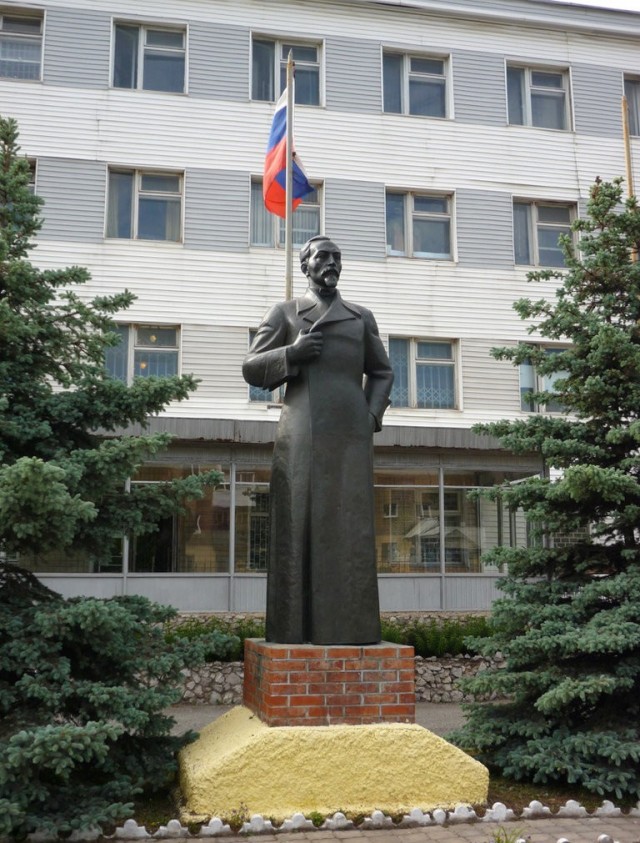 Момент падения «Мать-Родины» на мемориале воинам-освободителям в Риге