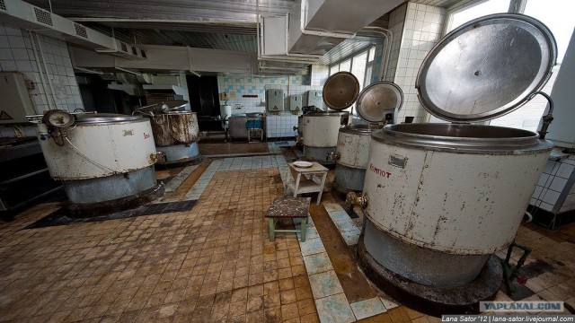 Пионерский лагерь с бассейном и бомбоубежищем