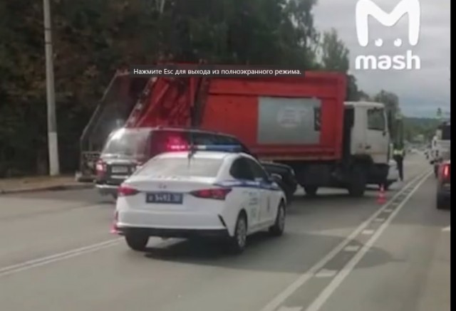 В подмосковье мусоровоз сбил двух девочек.