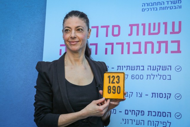 Теперь - и в Израиле: водителям электровелосипедов и электросамокатов придется обзавестись номерным знаком