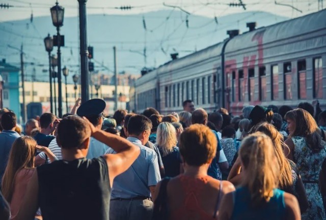 «До слёз»: жители Ростовской области передали продукты пассажирам  задерживающегося на 12 часов поезда Петербург-Адлер