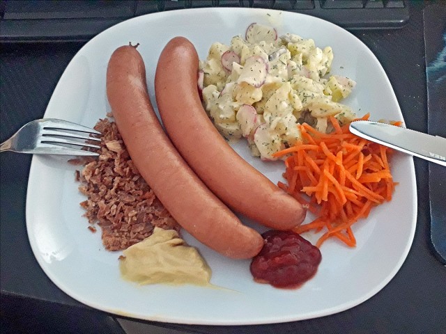 Пышный омлет с сардельками, жареным хлебом и салом