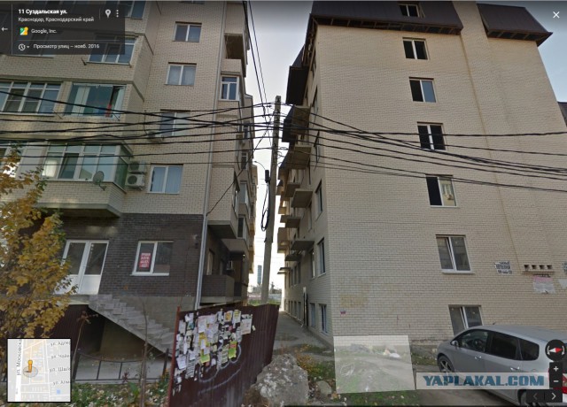 Соседи и их привычка ставить пакеты мусора в подъезде