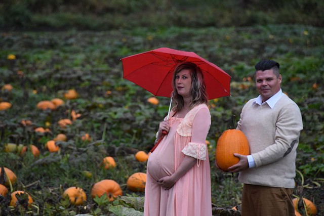 Необычная фотосессия беременной женщины и её мужа