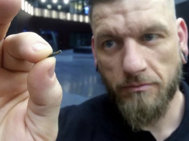 Тысячи шведов вставляют микрочипы под кожу