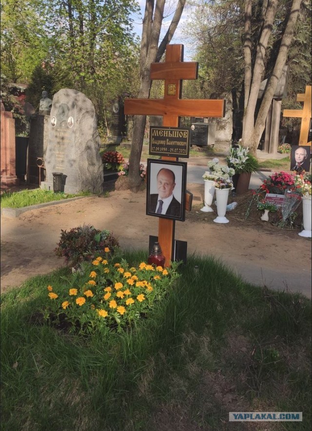 На могиле Владимира Меньшова открыт памятник