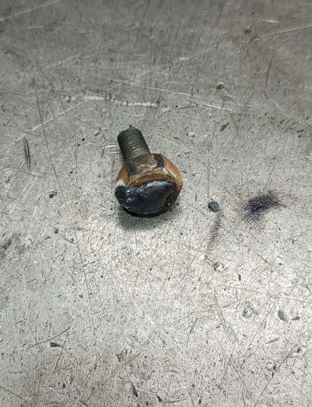 Вытаскиваем обломок болта