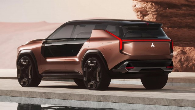 Представлен Mitsubishi Elevance — гибридный внедорожник с пятью моторами