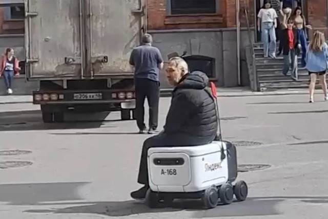 Замена техно парка робо доставщиков а Москве тестируется