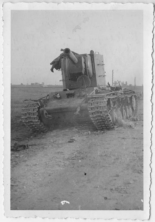 «Тяжелый штурмовой танк КВ-2»