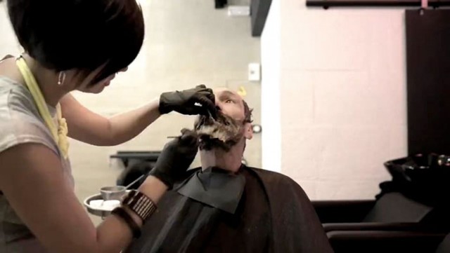 "Это я?" Ловкость рук парикмахера изменила внешность бездомного испанца до неузнаваемости