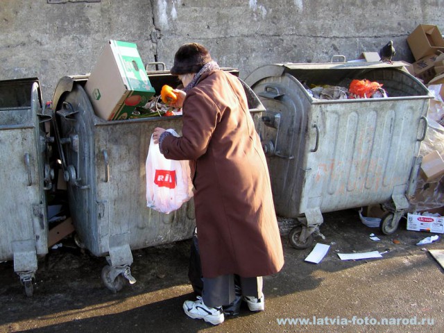 Печальная реальность. Челябинск. Пенсионеры собирают продукты на мусорке.(Для людей с расшатанной психикой 18+).