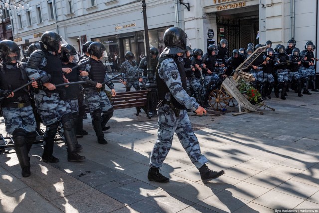 Фоторепортаж: Столкновения с ОМОНом и задержания в центре Москвы