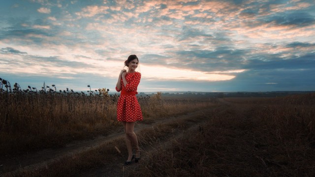 Красивые девушки в лугах, полях и прочих сельскохозяйственных угодьях