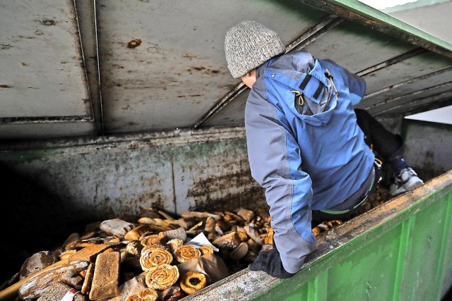 В Петербурге пенсионеры разобрали просроченные продукты в мусорке