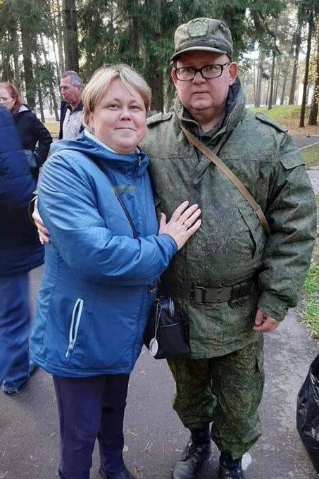 Мобилизованного петербуржца со слуховым аппаратом и в толстых очках отправляют в зону СВО
