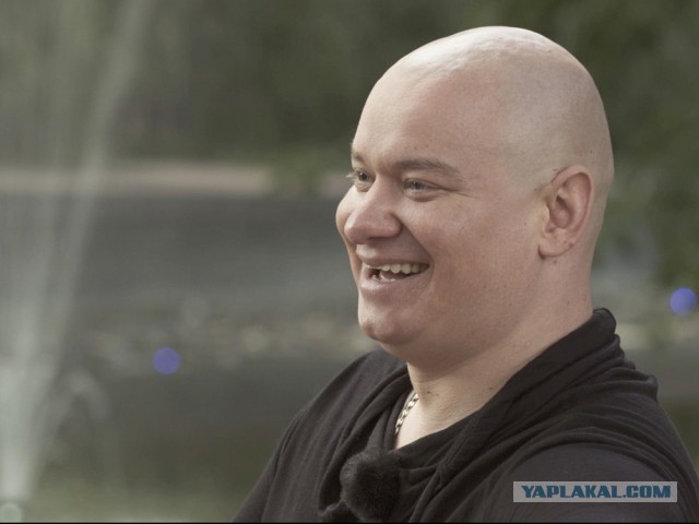 Поёт, не служил и не имеет навыков».