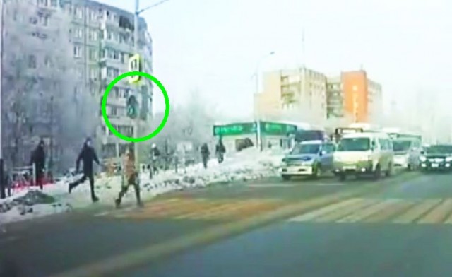 В Хабаровске автоледи, проехав на красный и по встречке, едва не убила школьника, переходившего дорогу по переходу