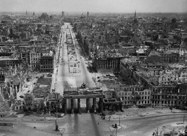 Лица, события, эпохи: редкие исторические фотографии, которые перенесут вас в другое время