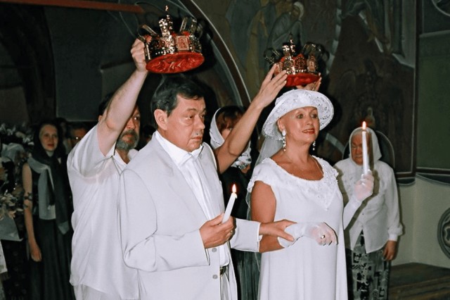 «Умчала в Дубай, крутит с миллионерами, покрасила волосы в розовый цвет» как в свои 77 лет живет «веселая вдова» Караченцева