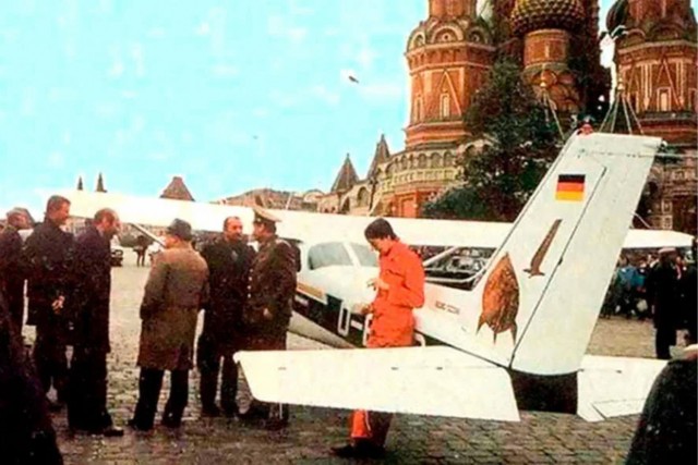 Купив 4 самолета за 427 рублей, два хулигана катали селян по Союзу