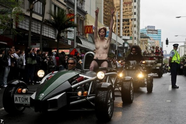 Новозеландский парад "Boobs on Bikes" (18+)