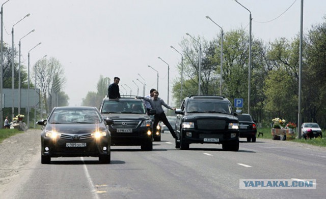 В Екатеринбурге сняли на видео кортеж генпрокурора России Юрия Чайки, состоящий из 23 машин