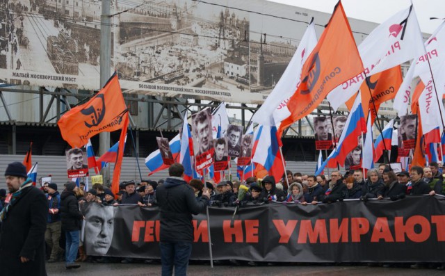 Активисты SERB разгромили мемориал Немцова и порвали венок, возложенный Болтоном