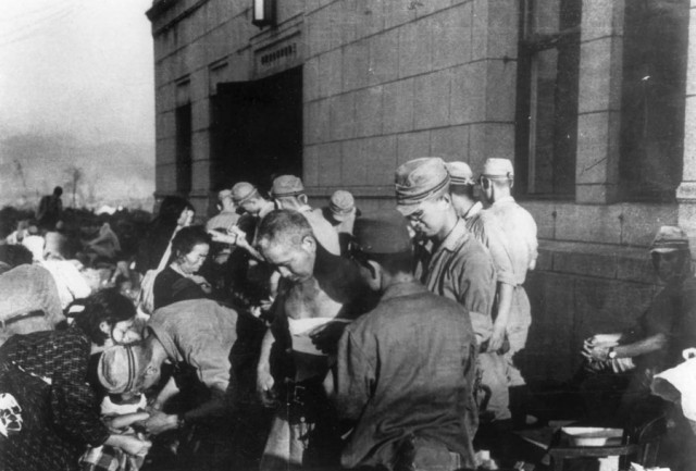 Хиросима до и после атомной бомбардировки, 1945 год.