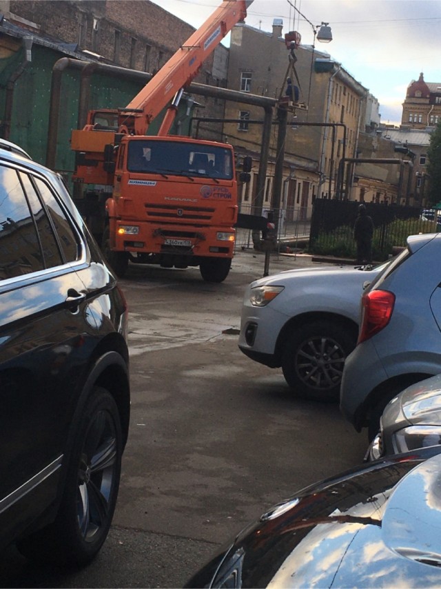 Да ничего особенного, просто чувак меняет лампочку