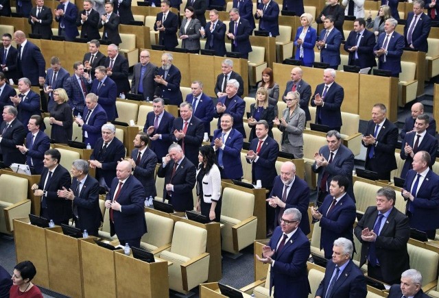 В Думу внесли законопроект об увеличении оплаты труда помощников депутатов и сенаторов