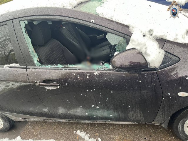 Самодельное взрывное устройство сдетонировало под автомобилем в Москве.