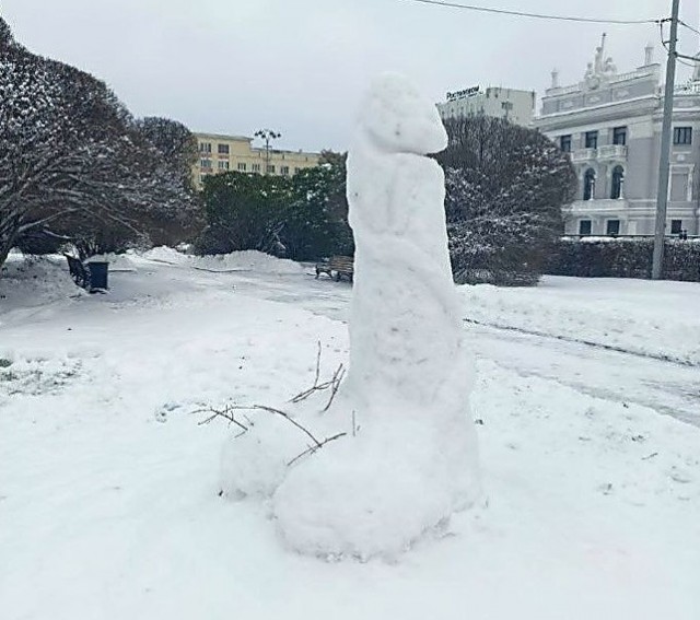 Началось: В Екатеринбурге запретили украшать подъезды к Новому году..
