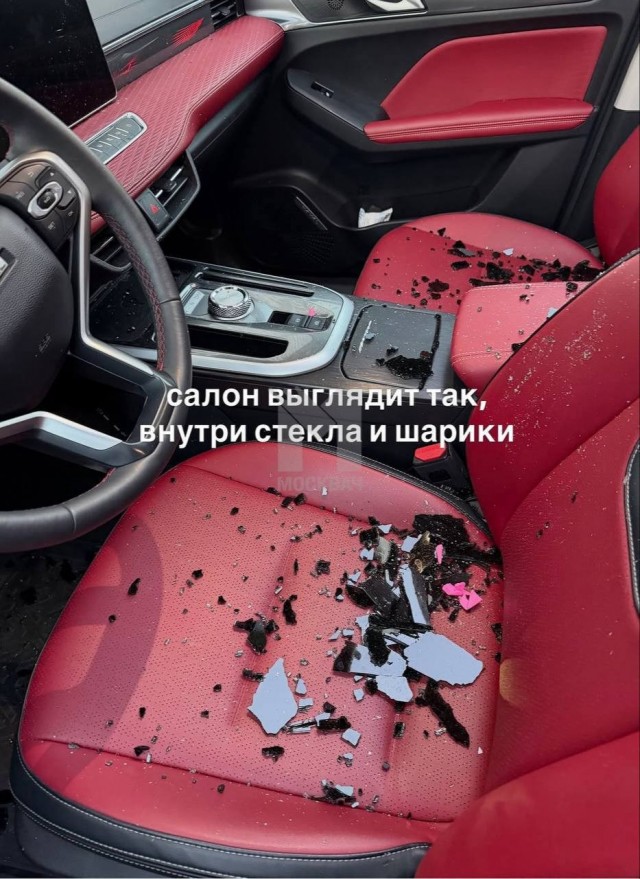 Шарики с водой разбили 8 машин на парковке московского ЖК