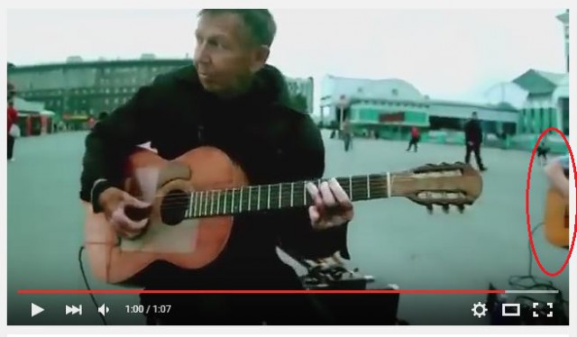 Бездомный попросил дать сыграть на гитаре...